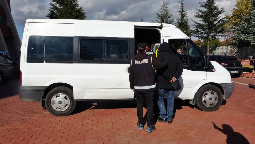 Görevli gibi giyinip sokağı kazdılar: Çıkanlar hayrete düşürdü! Borulara zarar verince gerçek ortaya çıktı 22